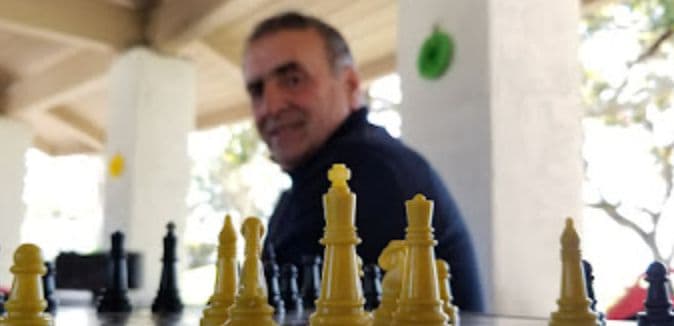Սողոմոն Կոզանյանը շախմատ խաղալիս